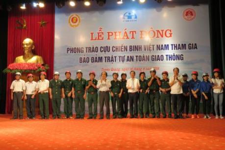 Honda tặng mũ bảo hiểm cho các gia đình khó khăn ở Tuyên Quang 