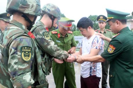 Trao trả đối tượng truy nã cho Công an Trung Quốc