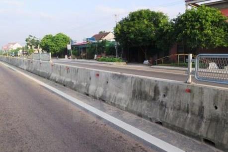 Quảng Ngãi: Bức xúc vì dải phân cách bất hợp lý