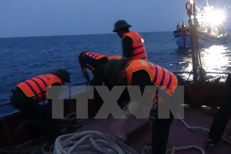 Cà Mau: Cứu 6 ngư dân trên tàu đánh cá bị sóng lớn đánh chìm