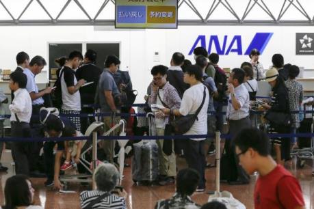 Bão mạnh tràn vào gần Tokyo, gây rối loạn giao thông