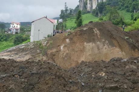 Lào Cai: Sạt lở đất, đá làm Quốc lộ 4D bị chia cắt