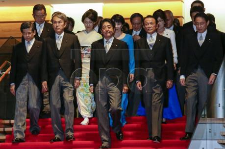 Nội các Nhật Bản thông qua kế hoạch hoãn tăng thuế tiêu dùng