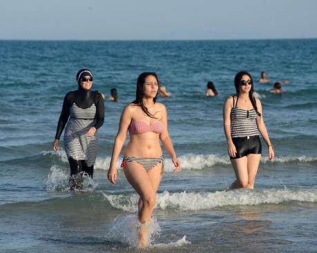 Tòa án Tối cao Pháp hoãn lệnh cấm mặc đồ bơi burkini của người Hồi giáo