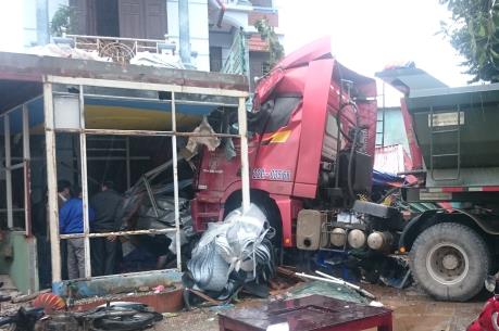 Cao Bằng: Xe tải đâm vào nhà hàng làm 2 người thương vong