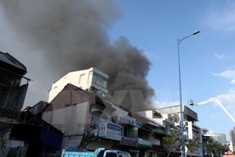 Quảng Ngãi: Nhà cháy lan trong khu tập thể