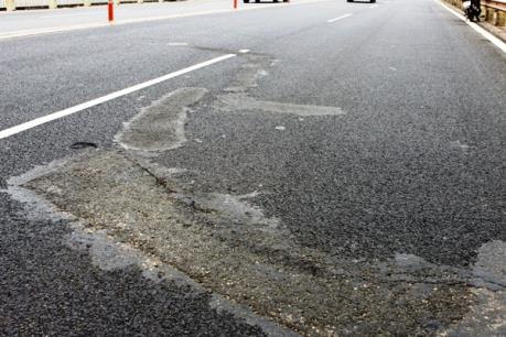 Khẩn cấp sửa chữa mặt cầu Thăng Long