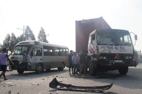 Bình Dương: Xe container đâm làm hư hỏng nặng xe chở công nhân