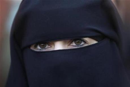 Đa số người dân Anh ủng hộ lệnh cấm trang phục burqa của phụ nữ Hồi giáo
