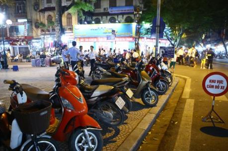 Sớm khắc phục những bất cập trên tuyến phố đi bộ khu vực hồ Hoàn Kiếm