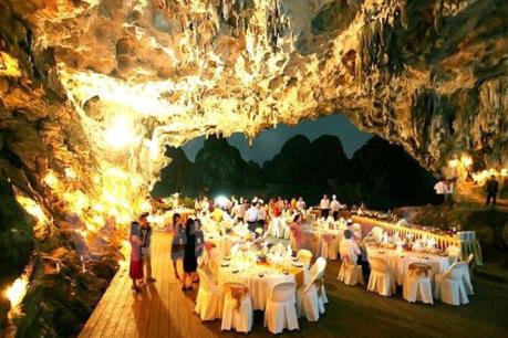 Kiểm tra toàn diện việc bố trí dịch vụ ăn uống trong các hang động vịnh Hạ Long