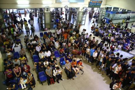 Giao thông dịp Tết: Nên mua vé tàu, xe sớm