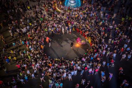 Hà Nội: Biển người trên phố đi bộ quanh Hồ Gươm