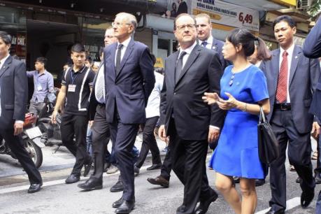 Tổng thống Pháp Francois Hollande dạo thăm phố cổ Hà Nội