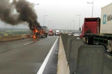 Cháy xe container trên cao tốc khiến giao thông ùn ứ