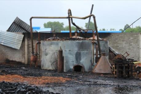 Hỏa hoạn thiêu rụi một xưởng sản xuất than sạch tại Cà Mau