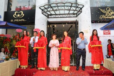 May Đức Giang khai trương Trung tâm thời trang tại Hà Nội