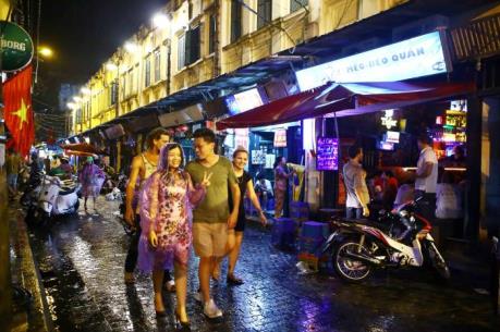 Nới giờ "giới nghiêm": Du khách có thêm trải nghiệm phố đi bộ về đêm