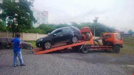 Xử phạt nữ tài xế vi phạm luật giao thông, cố thủ trong ô tô