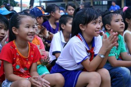 Trung thu đến với xóm Việt kiều “3 không”