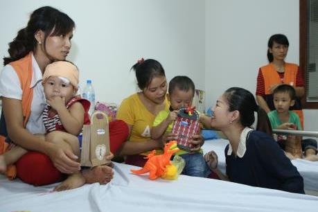 Đón Trung Thu cùng bệnh nhi Hemophilia 