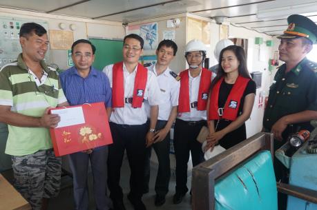 Cục Hàng hải Việt Nam thăm hỏi các thuyền viên tàu nước ngoài bị chủ tàu “bỏ rơi”