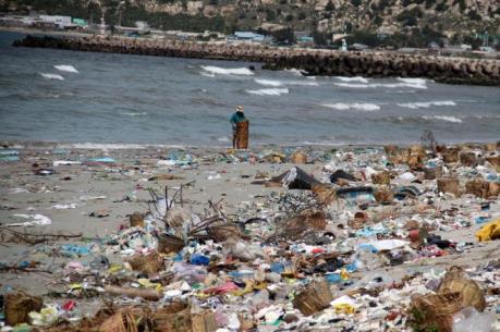 Không để biển thành . . . bãi đổ rác thải