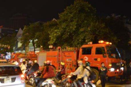 Cơ bản dập tắt vụ hỏa hoạn tại quán Royal Karaoke ở số 83 phố Nguyễn Khang