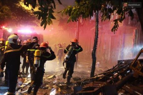 Đang cháy lớn tại quán karaoke số 83 phố Nguyễn Khang (Hà Nội)