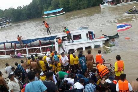 Lật tàu ở Thái Lan: Ít nhất 13 người chết, hàng chục người mất tích