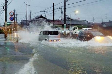 Bão Malakas đổ bộ vào Tây Nam Nhật Bản