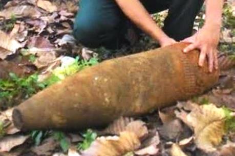 Di chuyển 21 quả đạn pháo lớn trong vườn nhà dân