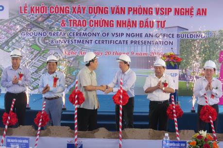 Khởi công xây dựng văn phòng và trao giấy chứng nhận đầu tư tại VSIP Nghệ An