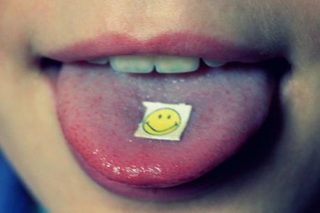 Ma túy “tem giấy”: Hiểm họa rình rập nơi cổng trường