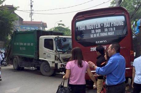 Hà Nội: Xe môi trường gây tai nạn liên hoàn trên Quốc lộ 3