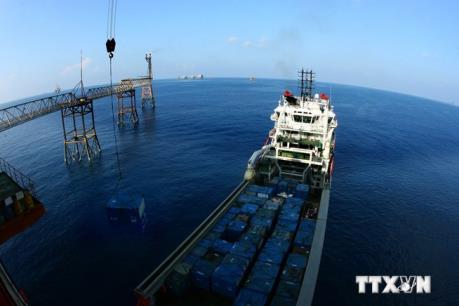 Vietsovpetro lắp đặt thành công khối thượng tầng giàn BK - Thiên Ưng