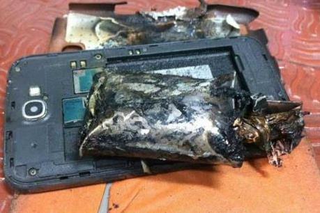 Điện thoại Samsung bốc khói gây báo động trên máy bay