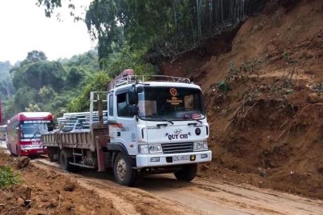 Điện Biên: Sạt lở gây ách tắc giao thông Quốc lộ 279