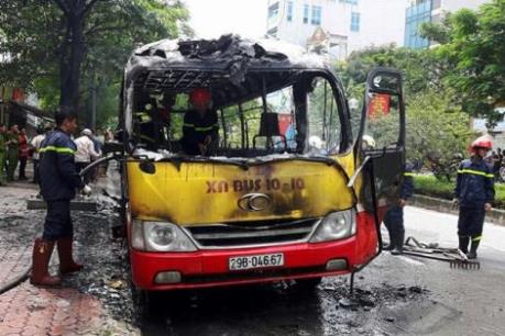 Hà Nội: Xe buýt bốc cháy dữ dội trên đường Lạc Long Quân 
