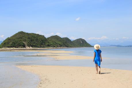 Đến Điệp Sơn và chờ nước lên phủ lấp con đường dưới biển