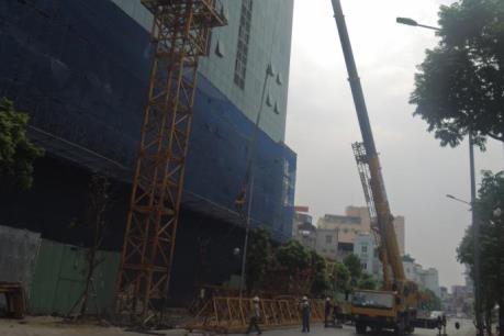 Lắp đặt xong cẩu tháp phục vụ phá dỡ sai phạm tòa nhà 8B Lê Trực (Hà Nội)