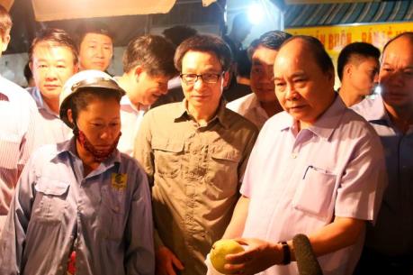 Thủ tướng Nguyễn Xuân Phúc thị sát chợ đầu mối Long Biên