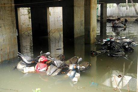 Tp. Hồ Chí Minh: Hơn 1.000 xe máy tại hầm giữ xe bị ngập trong nước mưa