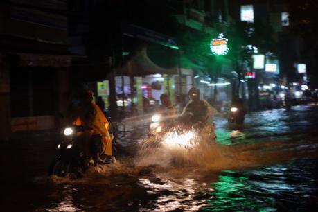 Dự báo thời tiết: Nam bộ tiếp tục có mưa dông, triều cường tại TP.HCM vượt báo động 3