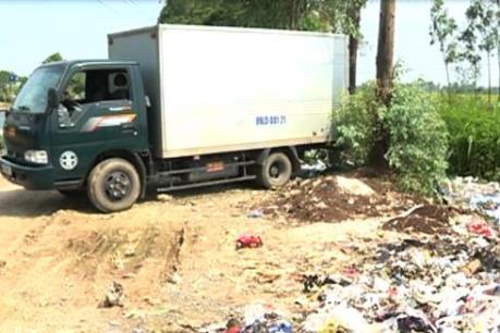 Bắt quả tang xe tải đổ trộm rác thải công nghiệp