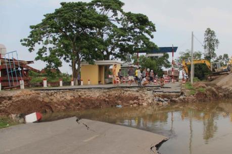 Phân luồng giao thông qua sông Hóa sau sự cố sạt lở đường dẫn cầu phao