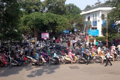 Lùi thời điểm đóng cửa bãi trông giữ xe tại Bệnh viện Bạch Mai