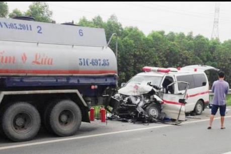 Xe cấp cứu đâm đuôi xe bồn trên cao tốc Long Thành - Dầu Giây gây thương vong