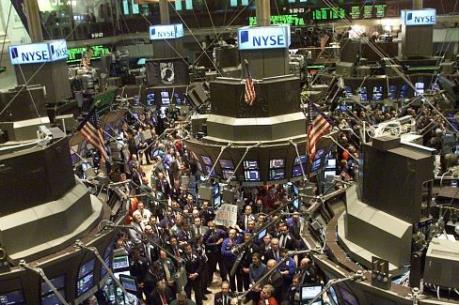 Thị trường chứng khoán Âu-Mỹ đi ngược chiều nhau