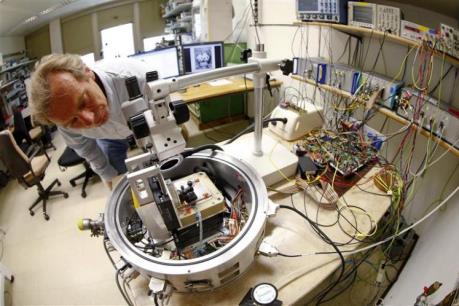 Các nhà khoa học chế tạo hạt nano silicon mang theo thuốc điều trị ung thư